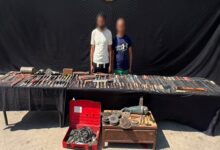 ضبط ” 107″ قطعه سلاح أبيض داخل شقة سكنيه